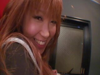 Desagradable japonesa joven mujer frotaciones su clítoris antes meando en un bar lavabo | xhamster