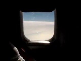 Masturbándose su coño en la avión