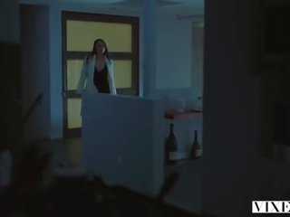 Nőstény róka janice griffith és ivy wolfe sneak bele udvar mert nighttime medence tréfa