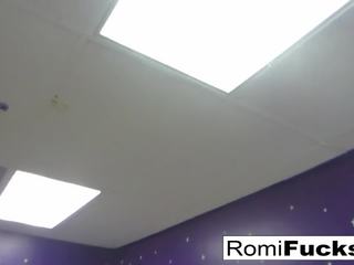 Romi و داني مثليه black-light مرح, عالية الوضوح جنس فيديو إد