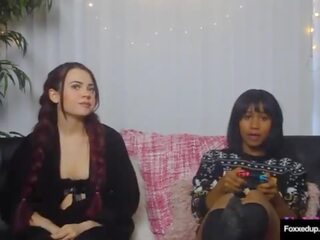 Pitkä tukkainen lesbo sabina rouge viettelee makea gamer damsel jenna foxx&excl;