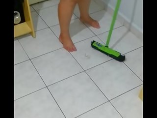 Namorada arrumando o quarto