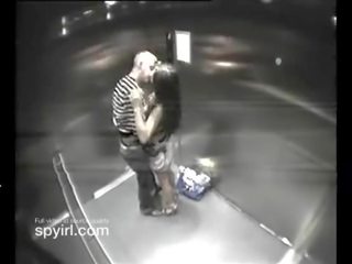 Dörtlü sahip olan seks film üzerinde kız oğlanı sikiyor elevator almak çarpıcı üzerinde gizli kamera