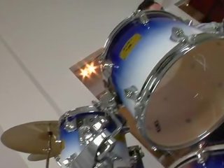 Kara novak golpes un drummer