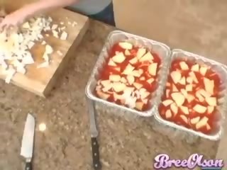 Sedusive adoleshent bree olson baking në të saj guzhinë