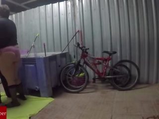 Engrasando la bicicleta y el coño de la gorda grabado con cámara oculta GUI030