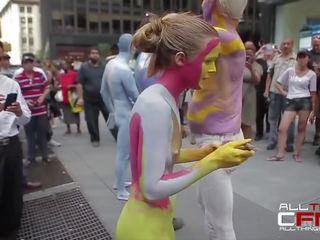 Groep van naakt mensen krijgen painted in voorzijde van publ